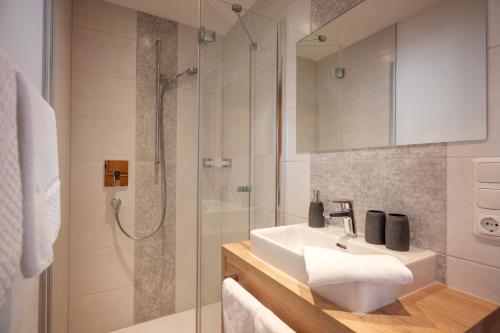 La salle de bains est pourvue d'un lavabo et d'une douche. dans l'établissement Welzenhof, à Walchsee