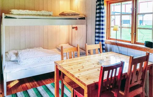 ein Esszimmer mit einem Tisch und einem Etagenbett in der Unterkunft Awesome Home In Sysslebck With Kitchen in Sysslebäck