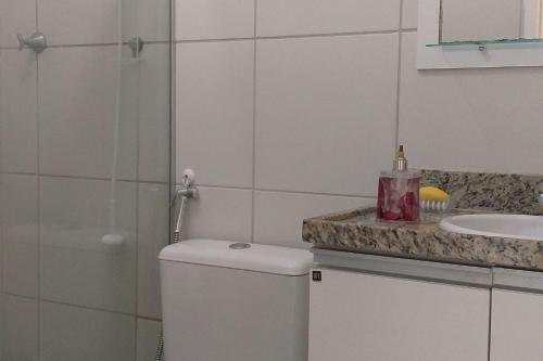 a bathroom with a toilet and a sink and a shower at Apto. 1 dormitório no M. de Nassau - Ed. Manhattan Home Service 302 in Caruaru