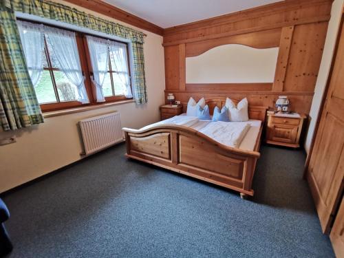 ein Schlafzimmer mit einem großen Bett in einem Zimmer in der Unterkunft Landhaus Maria in Finkenberg