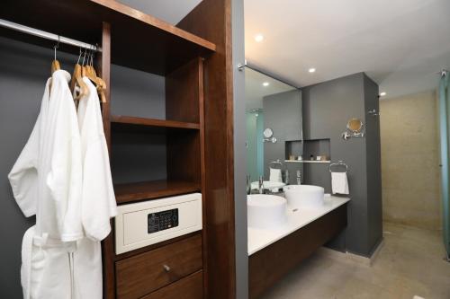 a bathroom with a sink and a mirror at Hotel Montetaxco in Taxco de Alarcón