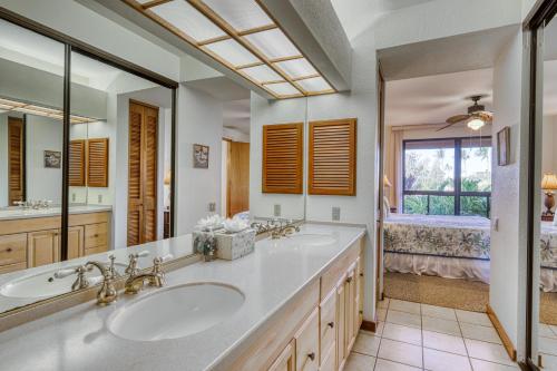 baño con 2 lavabos y espejo grande en Shores at Waikoloa #105, en Waikoloa