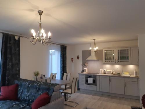 un salon avec une table et une cuisine dans l'établissement Le Carré Confidentiel, à Strasbourg