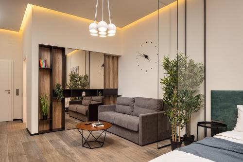 una sala de estar con una cama y un sofá en Oldern House, en Brasov