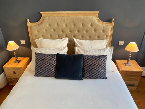 ein Bett mit zwei Nachttischen mit zwei Lampen in der Unterkunft Romance au coeur de Bordeaux / Jardin Public in Bordeaux