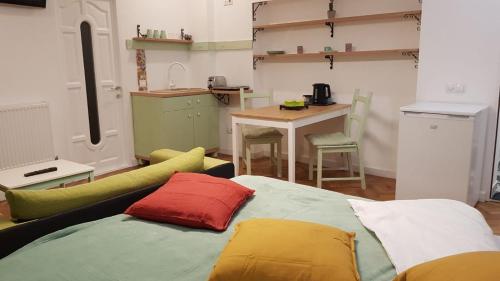 een woonkamer met een bed en een keuken bij CASA RAIA in Braşov