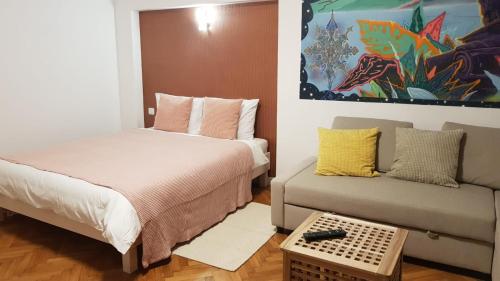 een kleine slaapkamer met een bed en een bank bij CASA RAIA in Braşov