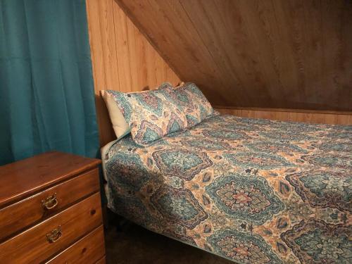 um quarto com uma cama e uma cómoda em Active Lakeview Escape em Montreal