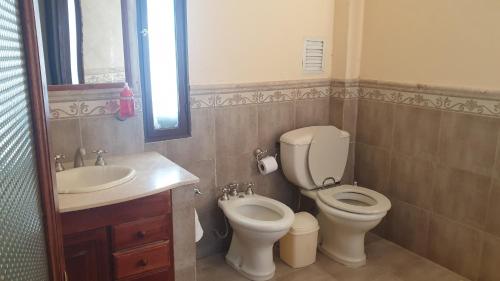 een badkamer met toilet en wastafel bij Chalets La Lucinda in Cortaderas