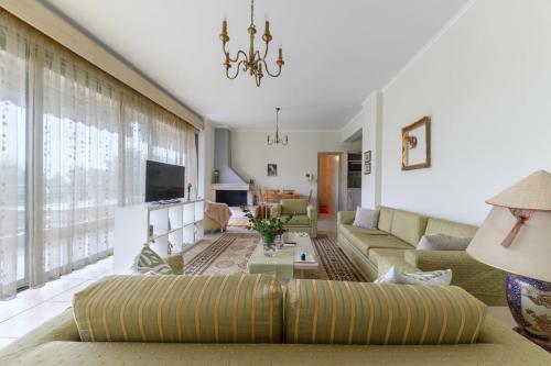 un soggiorno con divano e TV di 3BD Apartment in the Center a Patra