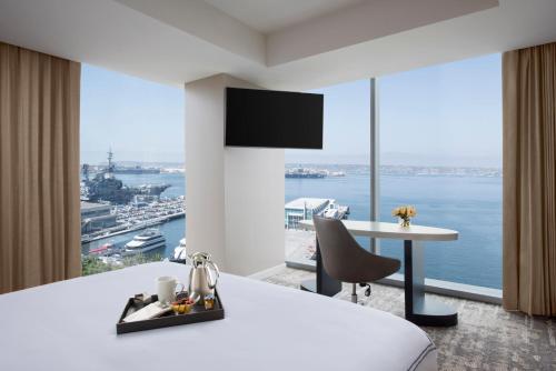 TV a/nebo společenská místnost v ubytování InterContinental San Diego by IHG