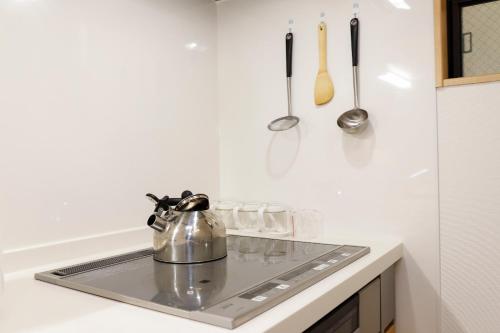 Kuchyň nebo kuchyňský kout v ubytování Spacious & Modern Inn Megumi-an Nishijin