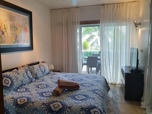Tempat tidur dalam kamar di Palmeraie Terrenas Beach Apartment