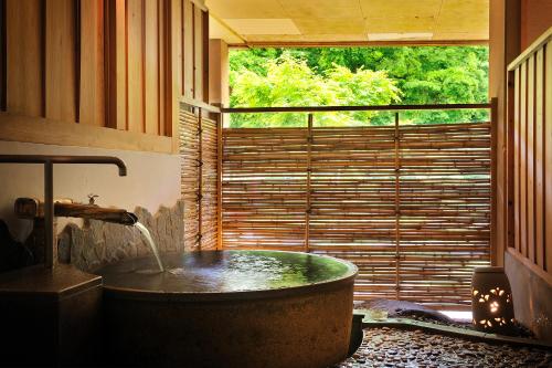 eine große Badewanne im Bad mit Fenster in der Unterkunft Airinkan in Hanamaki