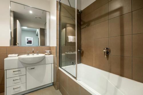 Koupelna v ubytování Gladstone Downtown Central Apartment Hotel Official