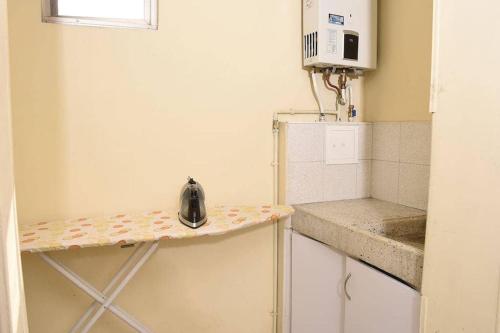 einen Wasserkocher auf einer Theke in der Küche in der Unterkunft HOMY APARTAMENTOS #7 - Corferias, embassy, airport, G12, UN, Agora in Bogotá