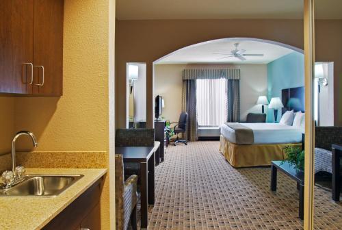 Postel nebo postele na pokoji v ubytování Aspen Grand Hotel Houston