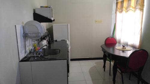 A kitchen or kitchenette at Jobs Inn Jamaica