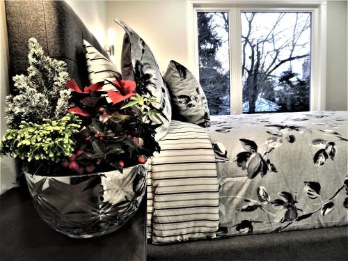 a bedroom with a bed and a vase of flowers at iResidence in Toronto - Fantastic Vacation Home with Breakfast in Toronto