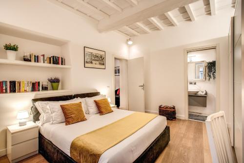 ローマにあるオレンジ スイーツのベッドルーム1室(大型ベッド1台付)