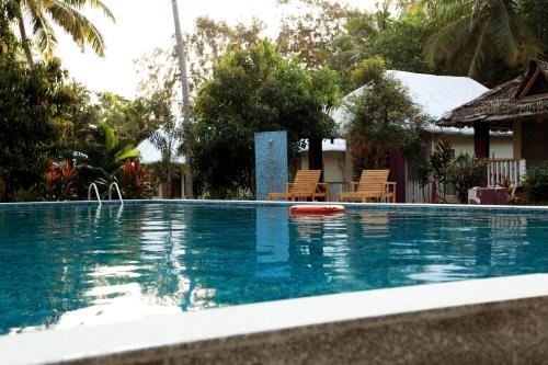 Bazén v ubytování Phoenix Island Resort Poovar nebo v jeho okolí