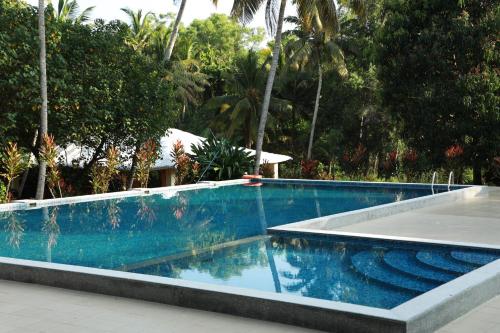 Bazén v ubytování Phoenix Island Resort Poovar nebo v jeho okolí