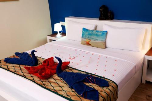 Postel nebo postele na pokoji v ubytování Phoenix Island Resort Poovar