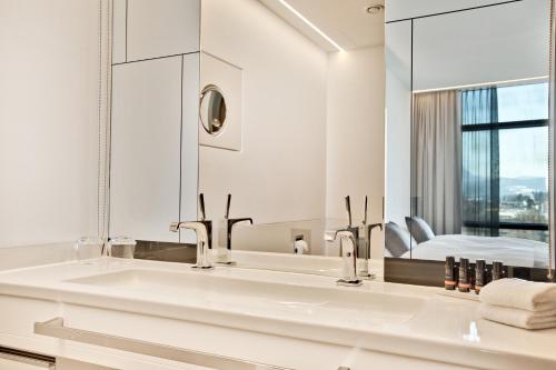 ザルツブルクにあるCOOL MAMA Hotel Salzburgの洗面台と鏡のあるバスルーム