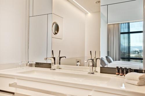 ein Bad mit einem Waschbecken und einem Spiegel in der Unterkunft COOL MAMA Salzburg in Salzburg