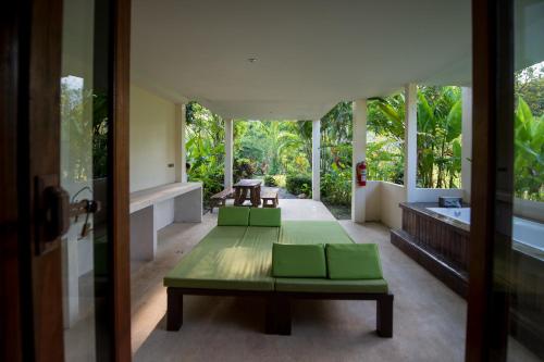 Taman di luar Wareerak Hot Spring & Wellness- SHA Extra Plus