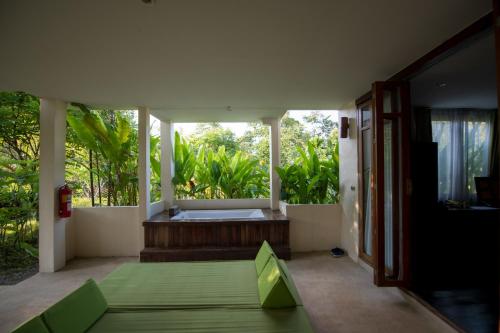 Taman di luar Wareerak Hot Spring & Wellness- SHA Extra Plus