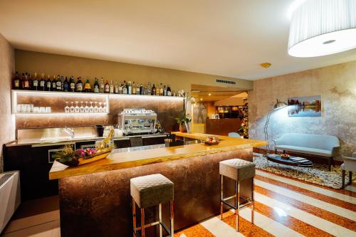 a kitchen with a counter and a bar with stools at Hotel Da Porto in Vicenza