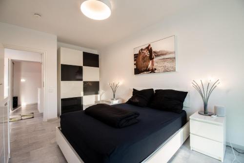 Un pat sau paturi într-o cameră la Luxury Westpark 2 Residence with Lake View