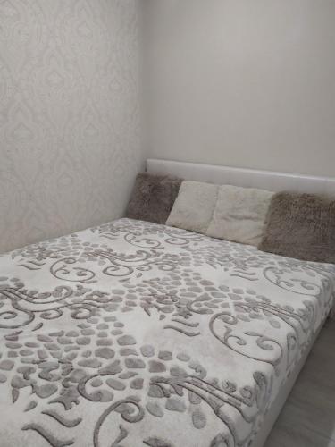 Cama en habitación blanca con colchón en Студия на Проскуровской 16 en Khmelʼnytsʼkyy