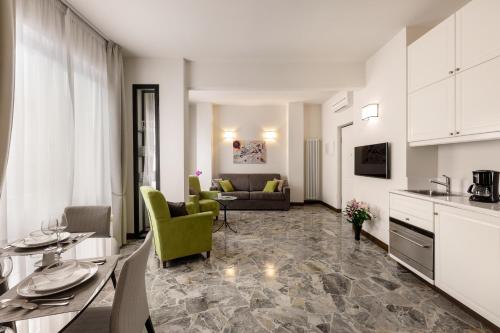 cocina y sala de estar con sofá y mesa en MyFlorenceHoliday Gold Bridge, en Florencia