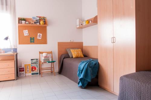 1 dormitorio pequeño con 1 cama y armario en Residencia Resa Tomás Alfaro Fournier, en Vitoria-Gasteiz