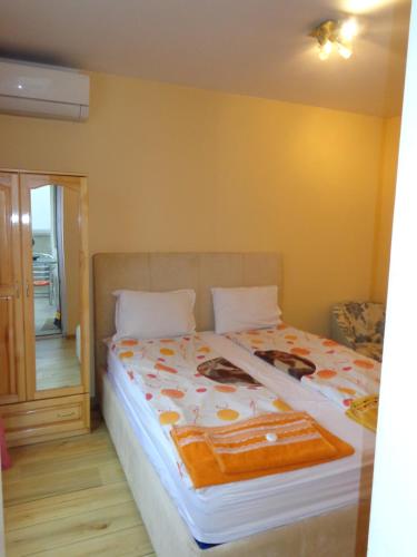 Ένα ή περισσότερα κρεβάτια σε δωμάτιο στο Apartment Moni 2