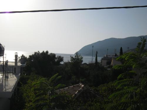 uma vista para o oceano a partir de uma casa em Litsa em Plomari