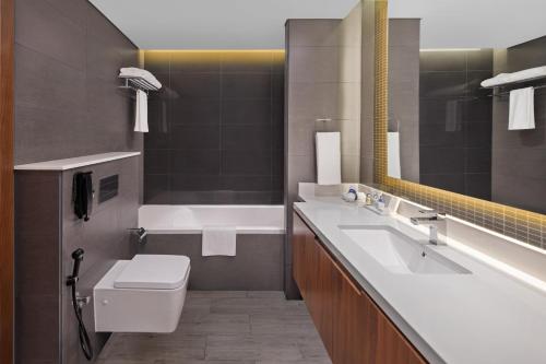 Salle de bains dans l'établissement Radisson Blu Hotel, Dubai Canal View