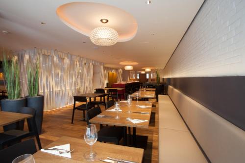 A restaurant or other place to eat at Kreuz Bern Modern City Hotel