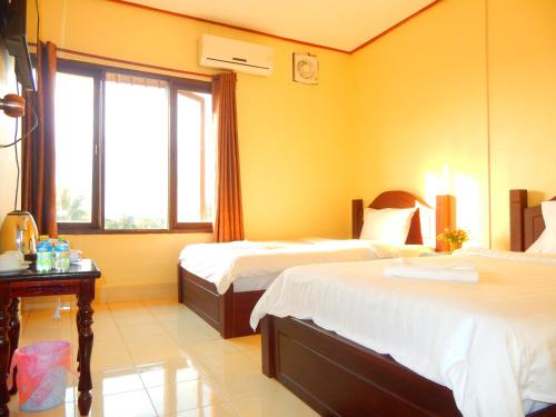 Tempat tidur dalam kamar di Vang Vieng Camellia Hotel