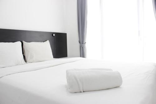 En eller flere senge i et værelse på Stylish Studio Room Grand Asia Afrika Apartment By Travelio