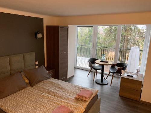 una camera con letto, tavolo e sedie di Villa Platinum a Wisła