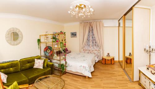 - un salon avec un canapé vert et un miroir dans l'établissement La Boheme - the magic of Riga & Free Parking, à Riga