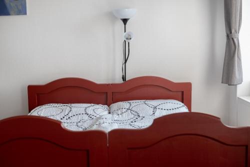 a bed with a wooden headboard and a lamp in a room at Apartmány16 Olešnice v Orlických horách in Olešnice v Orlických horách