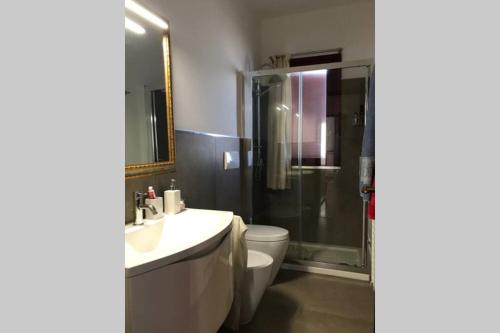 een badkamer met een toilet, een wastafel en een douche bij Rosato apARTment in Porto Cesareo in Porto Cesareo