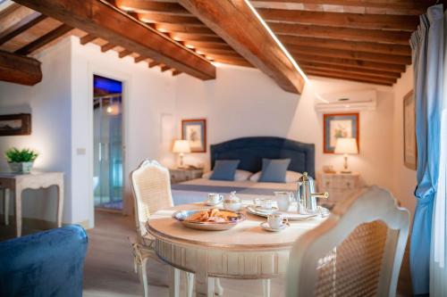 a living room filled with furniture and a table at Agri Resort & SPA Le Colline del Paradiso in Vaglia