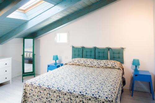 Krevet ili kreveti u jedinici u objektu 009 - Attico Sant'Anna VISTA MARE 150m dalla Spiaggia con terrazza privata