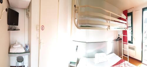 リモージュにあるプルミエール クラッセ リモージュ ノールのベッドとテレビ付きのホテルルーム