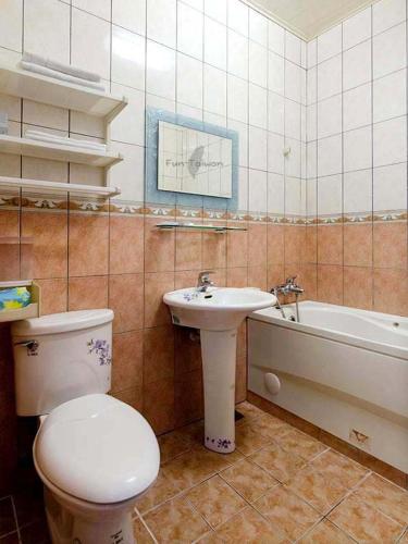 Un baño con inodoro, lavabo y bañera. en 海比尼斯, en Checheng